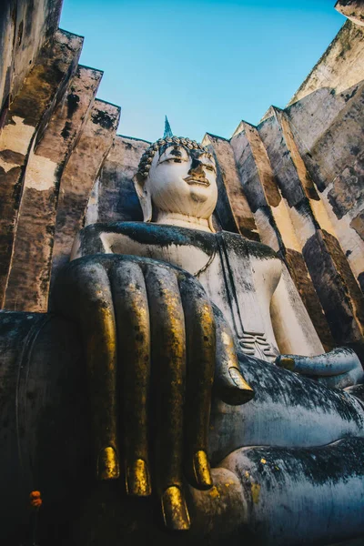 Selektivt Fokus Upphöjd Vinkel Syn Stora Gamla Sittande Buddha Staty — Stockfoto