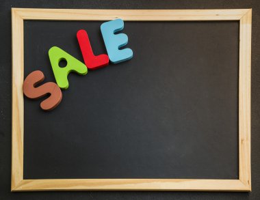 yazı tahtası üzerinde renkli ahşap kelime satış
