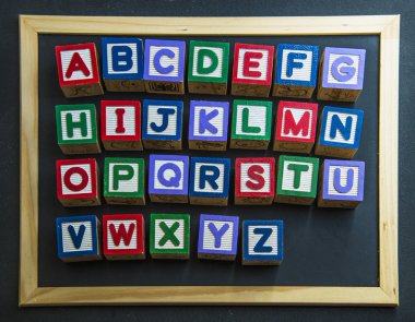 renkli ahşap alfabe üzerinde siyah board4