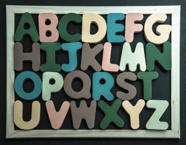 renkli ahşap alfabe üzerinde siyah board3