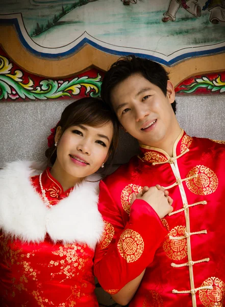 Couple with qipao suit in Chinese temple2 — Stock Photo, Image