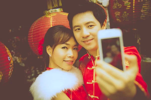 素敵なカップル selfie 写真赤とスマート フォンで中国紙 — ストック写真
