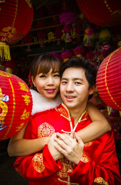 Το υπέροχο ζευγάρι με κόκκινο χαρτί κινεζικού φαναριού στην κινεζική suit4 — Φωτογραφία Αρχείου