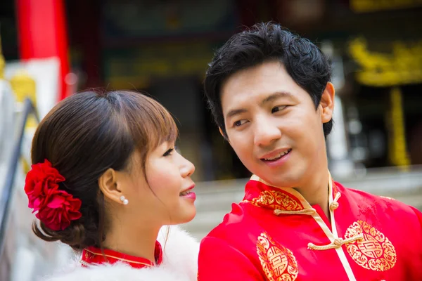 Casal encantador com terno qipao estão no templo chinês — Fotografia de Stock