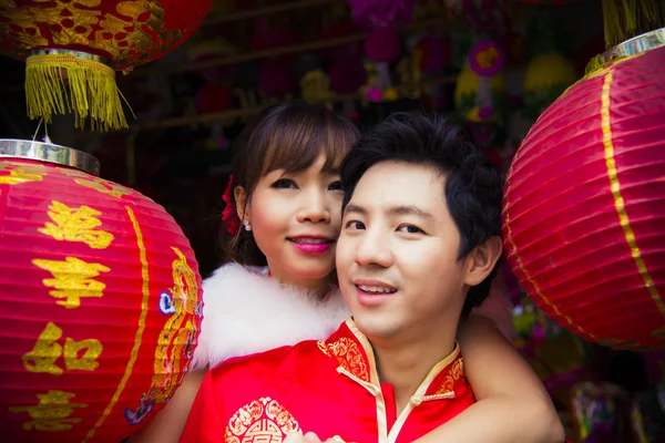 Mooie paar met rode chinese Lampion in Chinese suit2 — Stockfoto