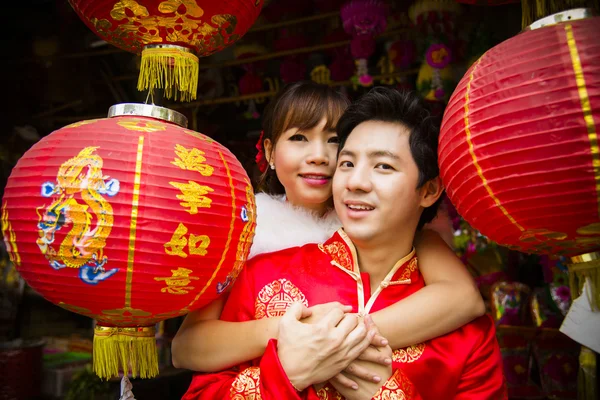 Mooie paar met rode chinese Lampion in Chinese suit3 — Stockfoto