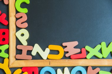 Renkli alphabet1 ile kara tahta köşesinde