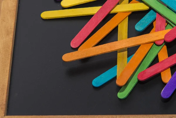 Разноцветный цвет деревянной полосы на черной доске 3 — стоковое фото