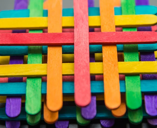 Listras coloridas de madeira leigos por camada de sequência na placa preta 10 — Fotografia de Stock