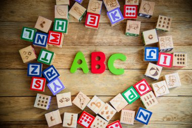 Ahşap blok alfabe ABC Word'de bir dairede ahşap zemin üzerinde yatıyordu 