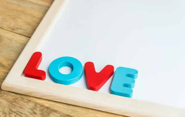 Holzwort Liebe an der Ecke von Whiteboard 3 — Stockfoto