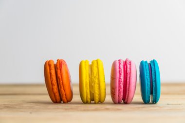 Ahşap zemin üzerinde renkli macaron