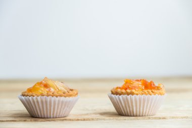 Ahşap zemin 3 üzerinde iki karışık meyve tart