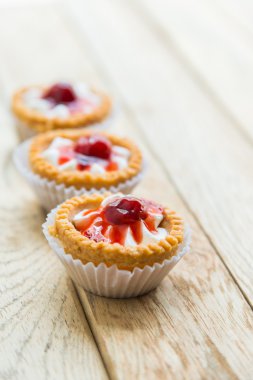 Üç çilek ahşap zemin 4 üzerinde tart