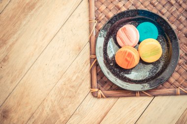 Ahşap katındaydım Vintage Tema 6 siyah tabak içinde renkli macaron
