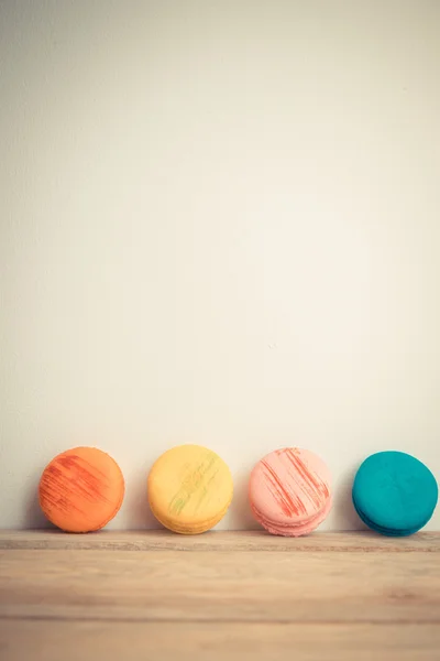 Macaron colorido com fundo branco no chão de madeira em Vintag — Fotografia de Stock