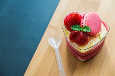 Macaron ahşap plaka 5 ile çilek Mus kek