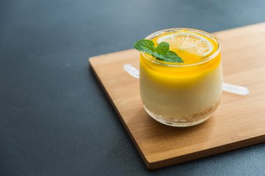 Limonlu peynir kek ahşap plaka üzerinde