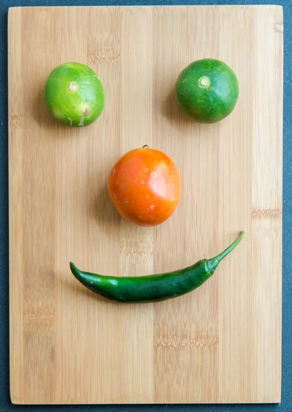 Овощное лицо на рубке 3 — стоковое фото