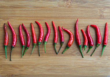 Kırmızı biber biber kesme blok üzerinde