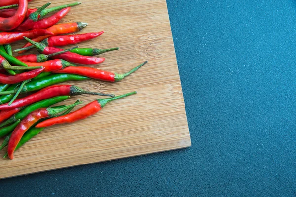 Green chilli pepper  and Red chilli pepper on chopping block 2 — Stock Photo, Image