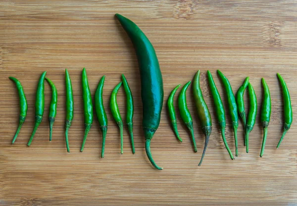 Eine große grüne Chilischote in kleiner grüner Chilischote auf Choppi — Stockfoto