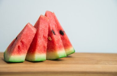 Karpuz üzerinde ahşap kesme blok 5 parça