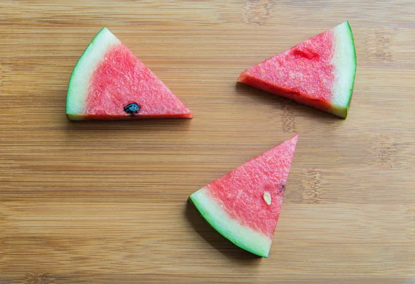 Stuk van Water meloen op houten hakblok — Stockfoto