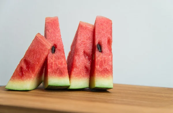 Bit vattenmelon på trä huggkubben 4 — Stockfoto