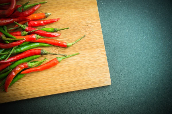 Green chilli pepper  and Red chilli pepper on chopping block 4 — Stock Photo, Image
