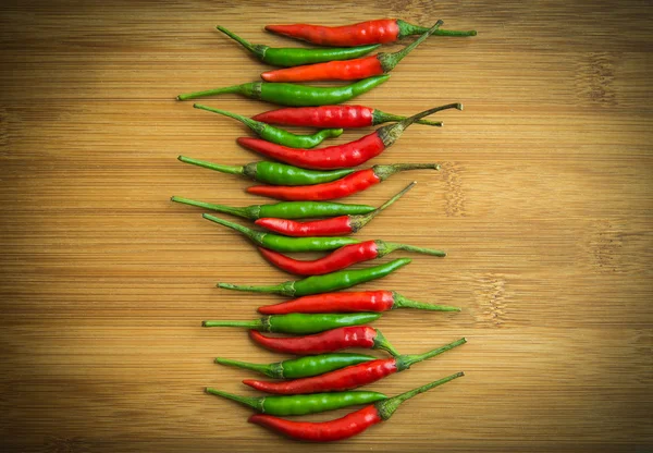 Green chilli pepper  and Red chilli pepper on center of chopping — Stock Photo, Image