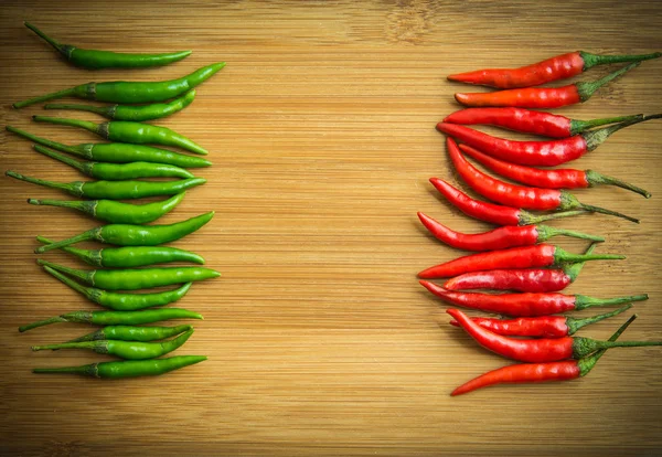 Links grüne Chilischote und rechts rote Chilischote — Stockfoto