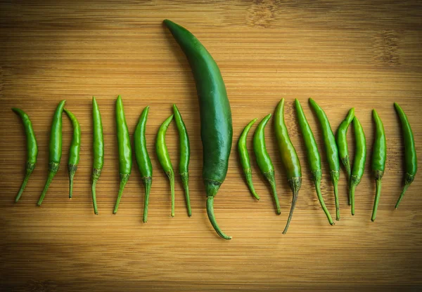 Eine große grüne Chilischote in kleiner grüner Chilischote auf Choppi — Stockfoto