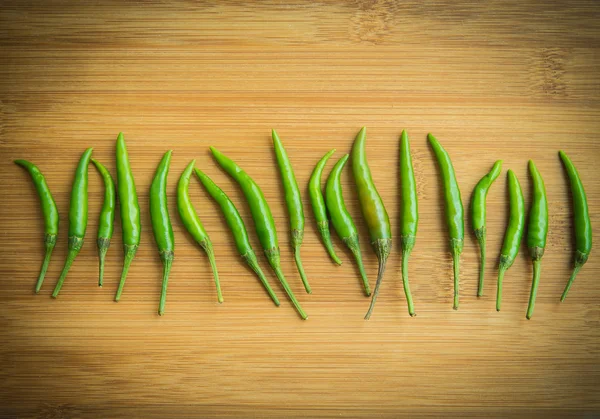 Grön chili peppar på huggkubben 2 — Stockfoto