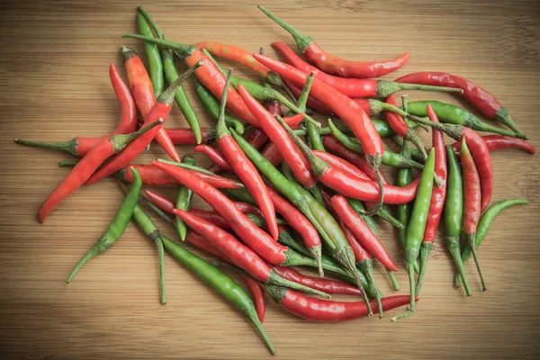 Red and Green chilli pepper on chopping block 2 — Stock Photo, Image