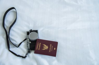 Klasik kamera yatakta ile Tayland pasaportu