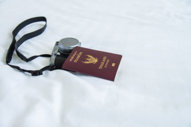 Klasik kamera yatakta ile Tayland pasaportu