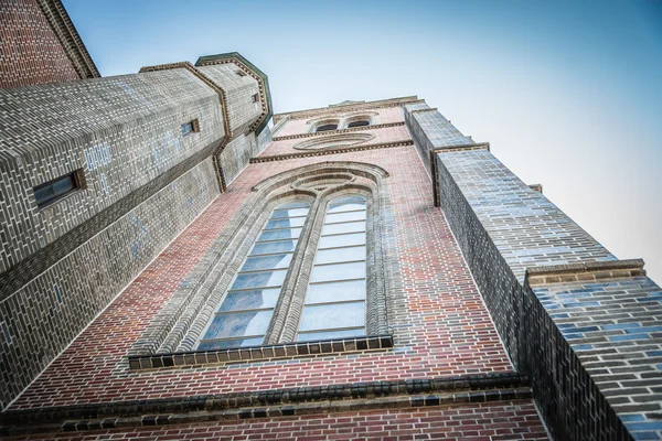 Окно церкви под углом высоты — стоковое фото