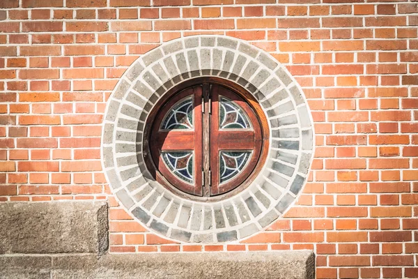 Janela de círculo na parede de tijolo — Fotografia de Stock