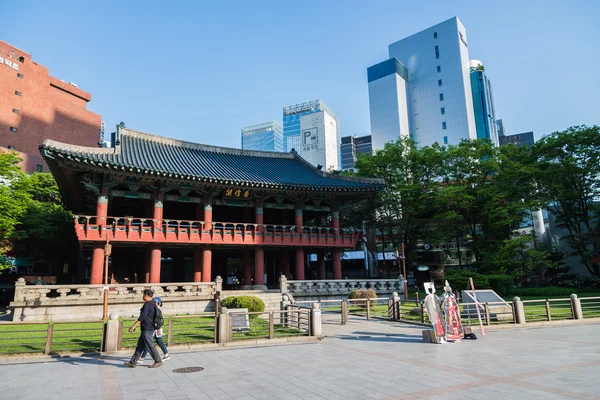 Bosingak Bell Pavillion használt nyílt és szoros város ajtót, Szöul, Dél-Korea — Stock Fotó