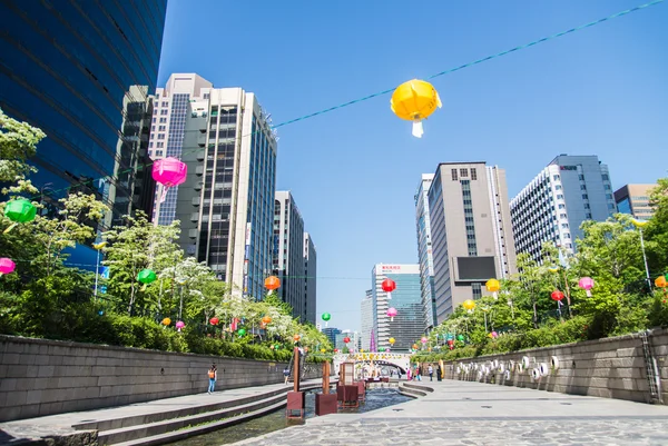 Cheongyecheon 流是旅游胜地，位于韩国首尔 — 图库照片