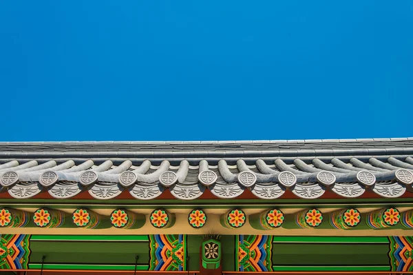 Классическая керамическая крыша в корейском стиле — стоковое фото