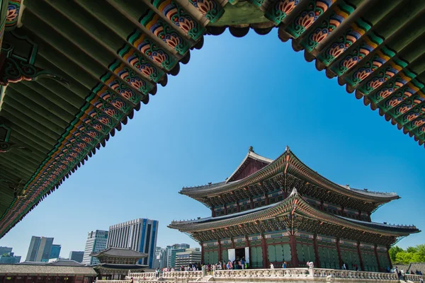 SEOUL, SOUTH KOREA - MAY 16 Geunjeongjeon building in Gyeongbokgung Palace on May 16, 2015 in Seoul, South Korea. Geunjeongjeon building is famous building in Gyeongbokgung Palace — Stock Photo, Image