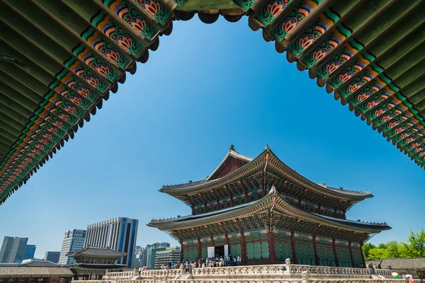 SEOUL, SOUTH KOREA - MAY 16 Geunjeongjeon building in Gyeongbokgung Palace on May 16, 2015 in Seoul, South Korea. Geunjeongjeon building is famous building in Gyeongbokgung Palace — Stock Photo, Image