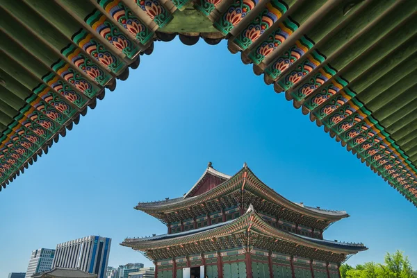 SEOUL, SOUTH KOREA - MAY 16 Geunjeongjeon building in Gyeongbokgung Palace on May 16, 2015 in Seoul, South Korea. Geunjeongjeon building is famous building in Gyeongbokgung Palace — Stock Photo, Image