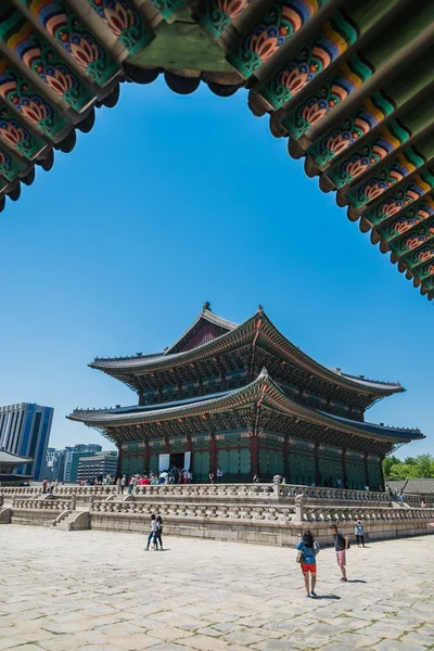 SEOUL, SOUTH KOREA - MAY 16 Geunjeongjeon building in Gyeongbokgung Palace on May 16, 2015 in Seoul, South Korea. Geunjeongjeon building is famous building in Gyeongbokgung Palace — Stock Photo, Image