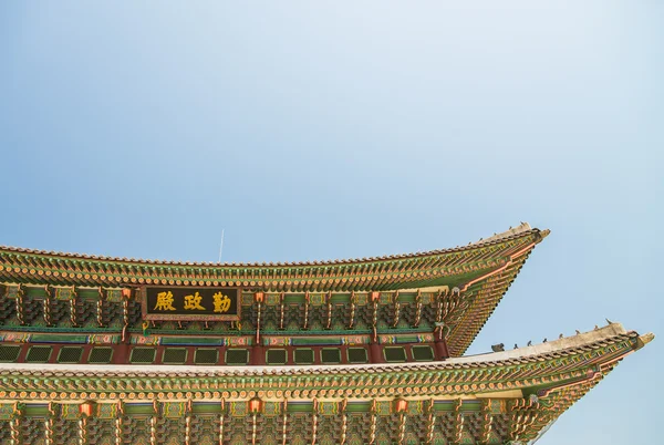 Seoul, South Korea - 16 maj Geunjeongmun Gate i Gyeongbokgung Palace den 16 maj 2015 i Seoul, Sydkorea. Geunjeongmun Gate är en av utfärda utegångsförbud för i Gyeongbokgung Palace — Stockfoto