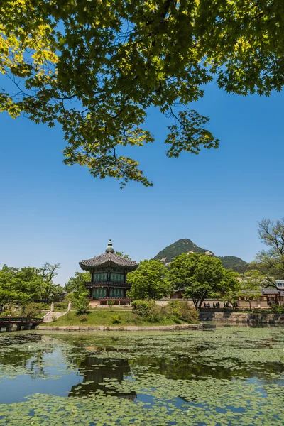 首尔，韩国-Hyangwonjeong 馆 5 月 16 日，在 2015 年 5 月 16 日在韩国首尔举行。Hyangwonjeong 馆是漂亮大楼在池塘里 — 图库照片
