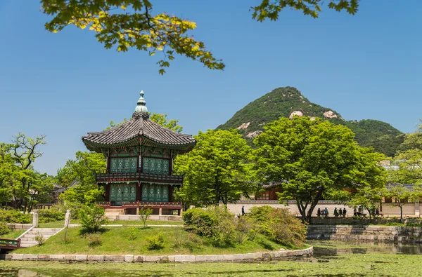 СЕУЛ, ЮЖНАЯ КОРЕЯ - 16 мая 2015 года в Сеуле, Южная Корея, павильон Хянвончжон. Павильон Hyangwonjeong - это красивое здание в пруду Лицензионные Стоковые Изображения