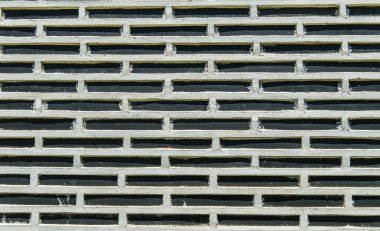 Siyah duvar blokta beyaz şerit